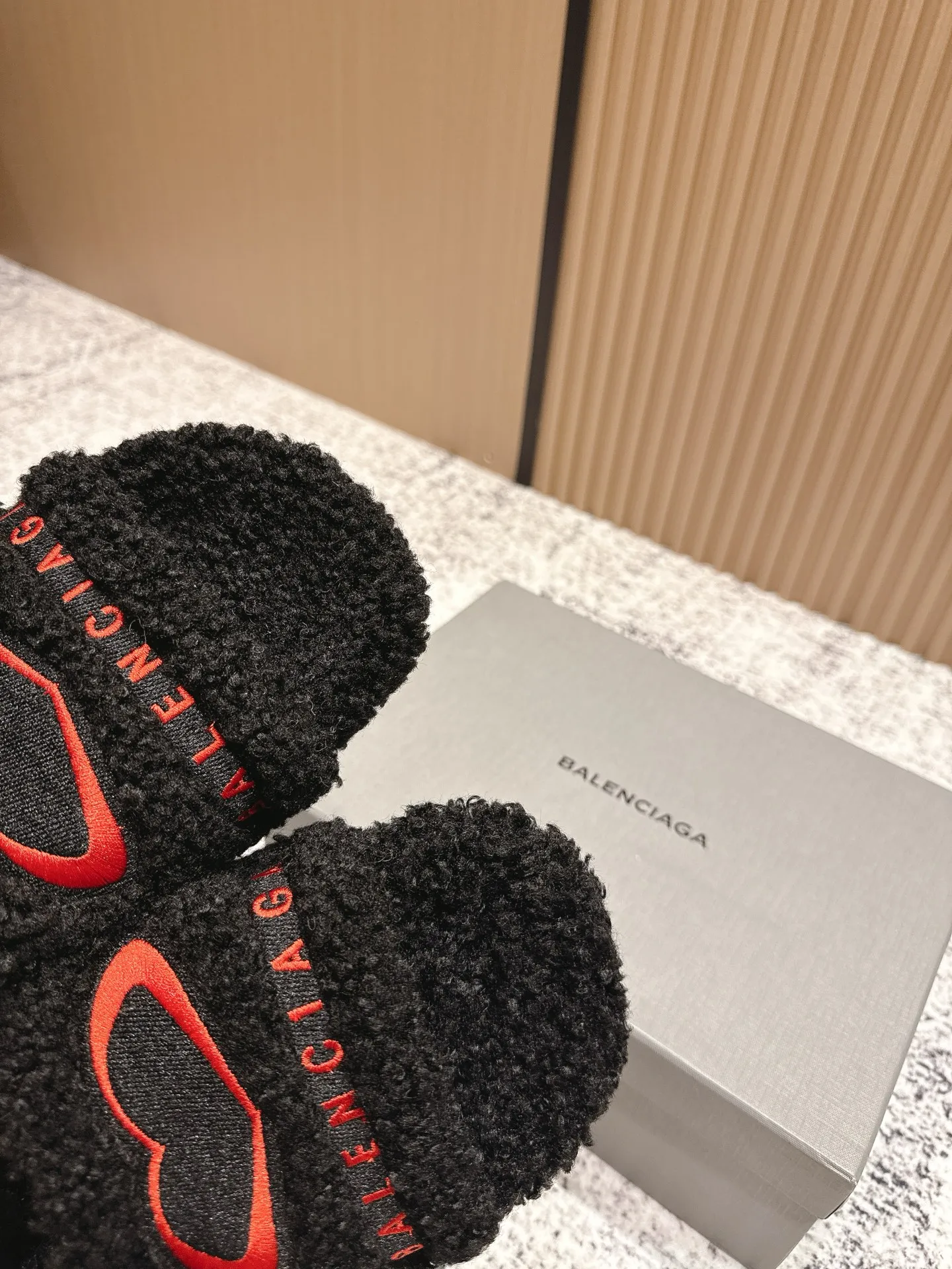Factory direct sales p380🐘🐘Women's shoes, women's clothing, top version BALENCIAGA ~ Balenciaga fur slippers with new Balenciaga political Campaign logo embroidery! A favorite among European and American celebrities, celebrities, and internet celebrities, the upper is exquisite, hand-sewn and threaded, fluffy and soft against the skin.  This can be worn all year round! Wear it with socks in spring, autumn and winter, or wear it alone in summer. It looks good and is comfortable. The upper is wide, showing your feet and calves, and stepping into it is like bare feet on a carpet. It really matches, wears, and looks so good. When you put it on, it looks casual and simple fashion. It has a high-end feel and is invincible when you go out on the street! Size: 35-40